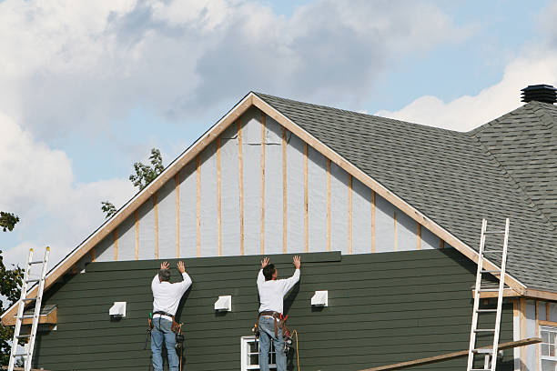 Professional Vinyl Siding technician working in Elberon, VA